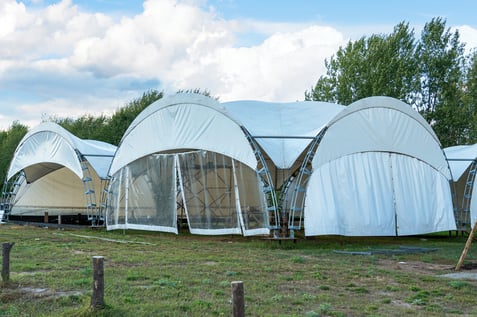 Zelt mit durchsichtigen Seitenwänden