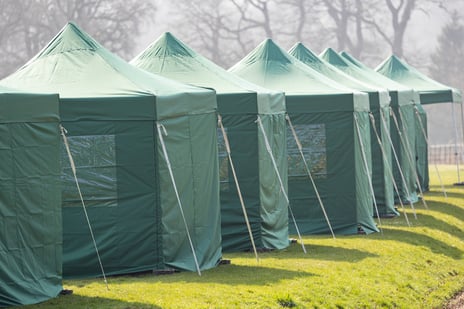 Zelte mit Seitenwänden 